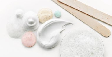 Beyaz arka planda, üstten görünüm çeşitli kozmetik kremler bileşimi