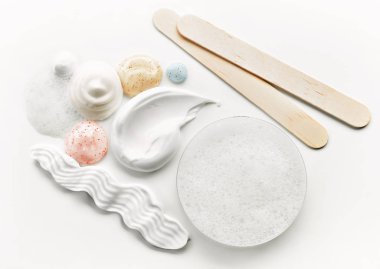 Beyaz arka planda, üstten görünüm çeşitli kozmetik kremler bileşimi