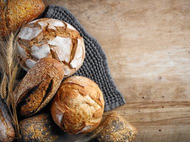rustik ahşap masa, üstten görünüm çeşitli taze pişmiş ekmek