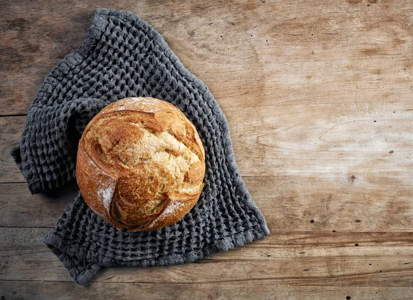 Nybakat Bröd Rustika Träbord Ovanifrån — Stockfoto