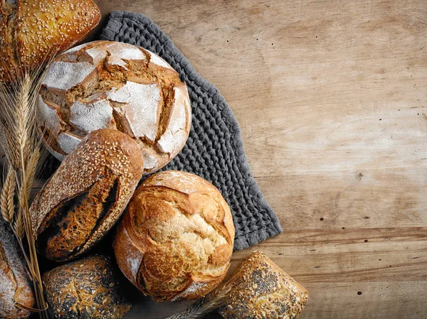 Olika Nybakat Bröd Rustika Träbord Ovanifrån — Stockfoto