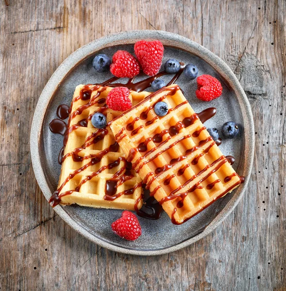 Tabak Waffle Rustik Ahşap Tablo Üstten Görünüm — Stok fotoğraf