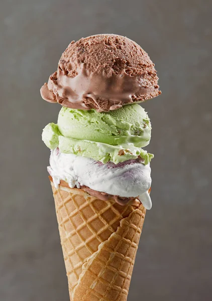 Различные Шарики Мороженого Вафельном Конусе Темно Сером Фоне — стоковое фото