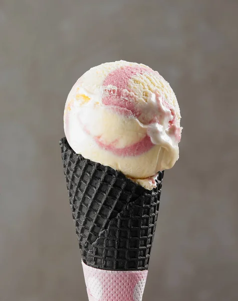 Bola de sorvete em cone de waffle preto — Fotografia de Stock