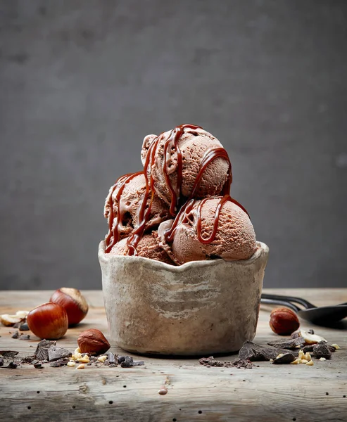 Мороженое Шоколадом Фундуком Деревянном Столе — стоковое фото
