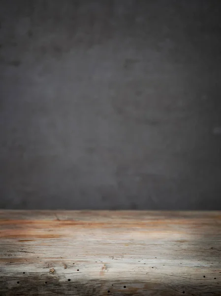 木製のテーブルと灰色の壁の背景 — ストック写真