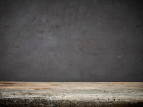 木製のテーブルと灰色の壁の背景 — ストック写真