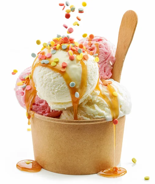 Мороженое Шарики Бумажной Чашке Украшены Карамельным Соусом Изолированы Белом Фоне — стоковое фото