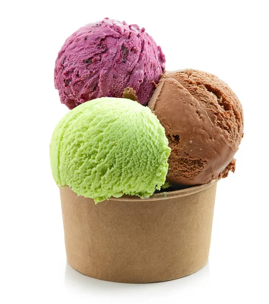 五颜六色的冰淇淋球在纸杯查出的白色背景 — 图库照片