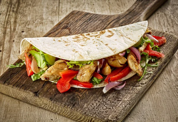 Envoltório de tortilla com carne de frango frita e legumes — Fotografia de Stock