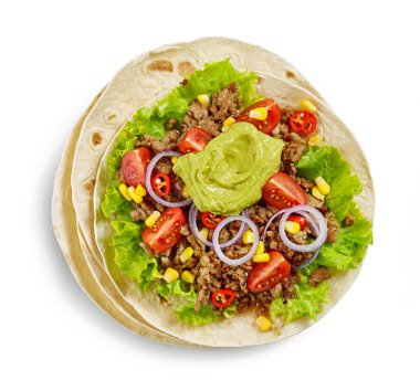 Tortilla film kızarmış kıyılmış et ve beyaz arka plan üzerinde üstten görünüm izole sebze ile