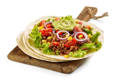 Tortilla film kızarmış kıyılmış et ve beyaz arka plan üzerinde izole sebze ile