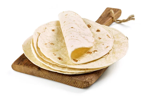 Köteg Búza Házi Tortilla Lisztet Vágódeszka Elszigetelt Fehér Background — Stock Fotó