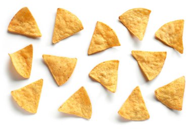 Beyaz arka plan üzerinde üstten görünüm izole cips Mısır chips