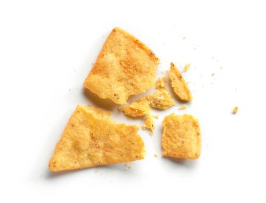 Kırık Mısır beyaz arka plan üzerinde üstten görünüm izole cips cips