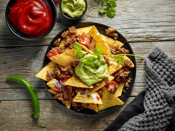 Półmisek Nachos Kukurydziane Smażone Mięso Mielone Guacamole Stole Kuchni Drewniane — Zdjęcie stockowe