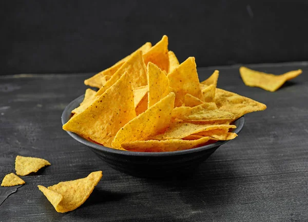 Schüssel Mais Chips Nachos Auf Schwarzem Holztisch — Stockfoto