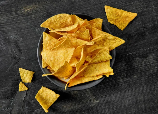 Fekete Fából Készült Asztal Felülnézet Kukorica Chips Nachos Tál — Stock Fotó