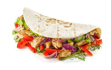 Beyaz arka planda izole edilmiş kızarmış tavuk eti ve sebzeli tortilla dürümü