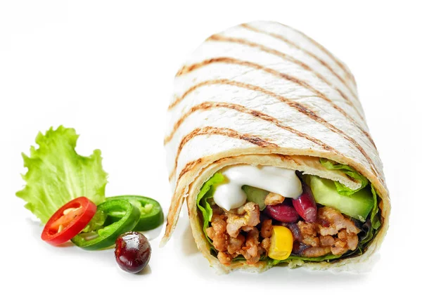 Tortilla-Wrap mit gebratenem Hackfleisch und Gemüse — Stockfoto