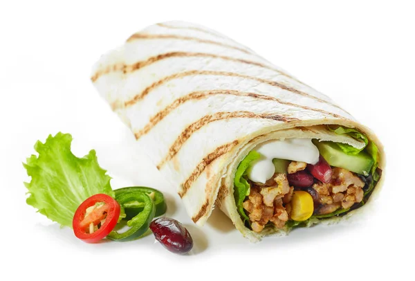 Tortilla wrap con carne macinata fritta e verdure — Foto Stock