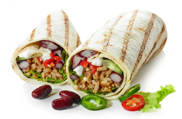 Tortilla wrap con carne macinata fritta e verdure — Foto Stock