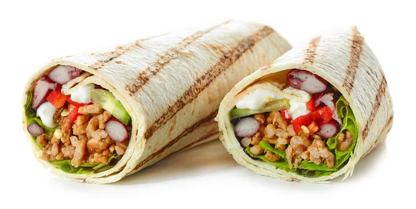 Tortilla wrap con carne macinata fritta e verdure — Foto Stock