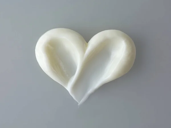 Косметический крем в форме сердца — стоковое фото