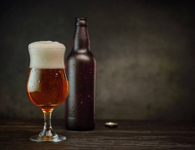 bira bardağı ve şişe