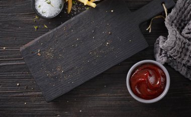 siyah ahşap kesme tahtası