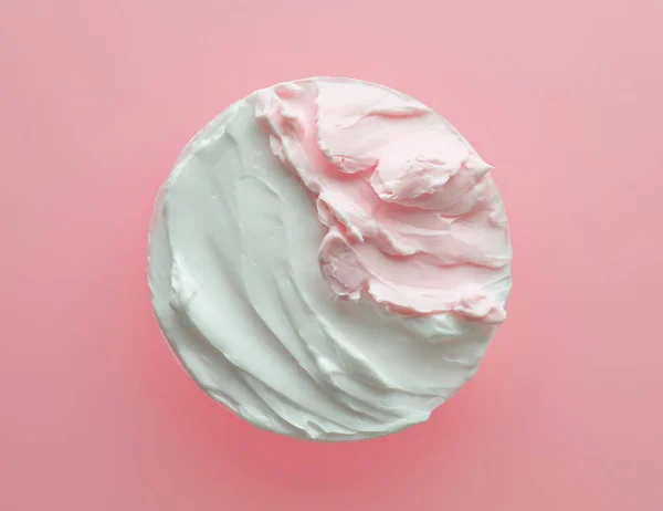 Witte en roze cosmetische crème — Stockfoto