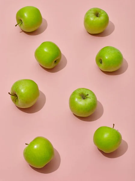 분홍색 배경에 녹색 사과 — 스톡 사진