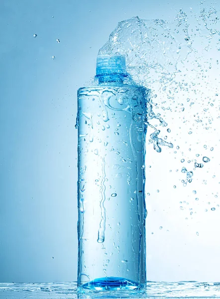 Крупним планом пляшка води — стокове фото