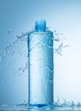 Bir şişe su.
