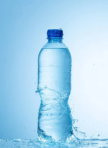 Закрыть Бутылку Водой — стоковое фото