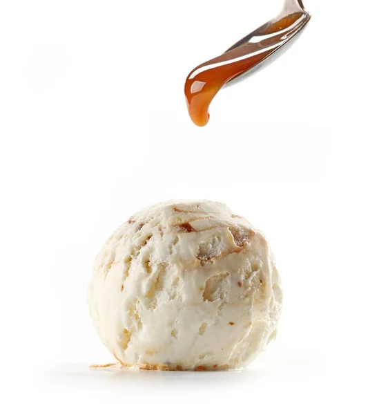Salsa al caramello versando sul gelato — Foto Stock