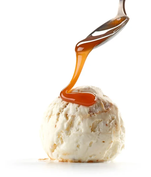 Gelato con salsa al caramello — Foto Stock