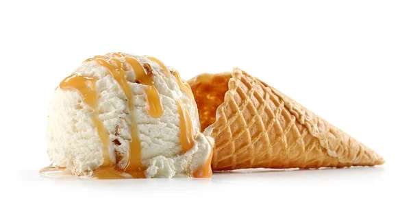 Beyaz backgrouns üzerinde dondurma ve waffle konisi — Stok fotoğraf