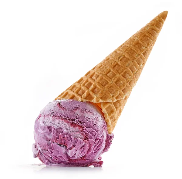 Gelato e cono di cialde su backgroun bianchi — Foto Stock