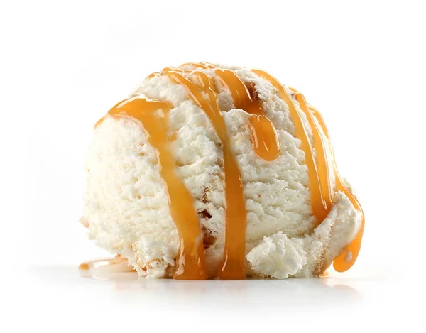 Мороженое с карамельным соусом — стоковое фото