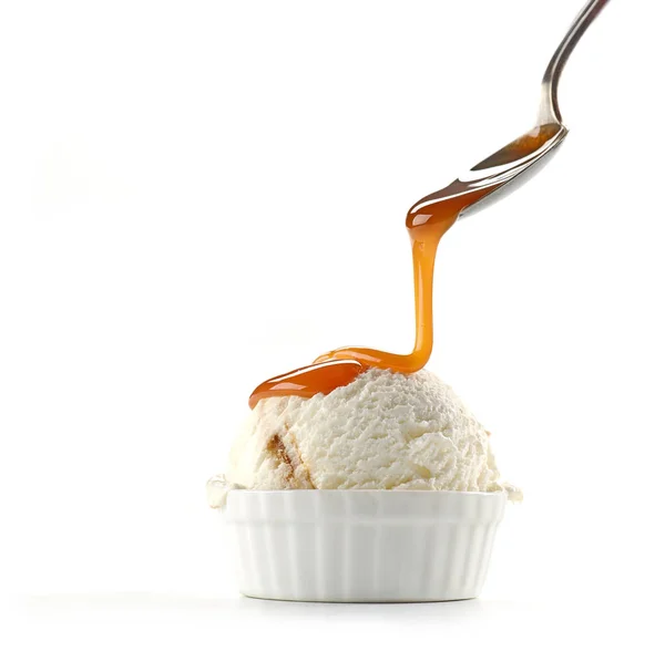 Gelato con salsa al caramello — Foto Stock