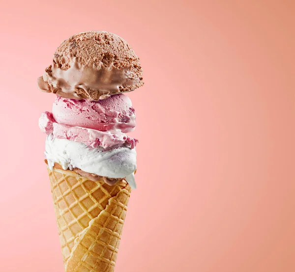 Várias bolas de sorvete em cone de waffle — Fotografia de Stock