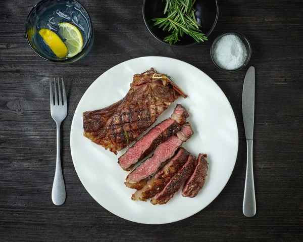 Szeletelt grillezett marhahús — Stock Fotó