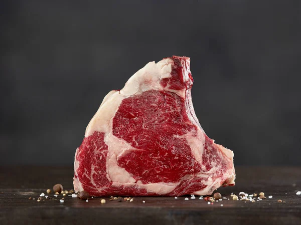 Bifteck de boeuf cru frais — Photo