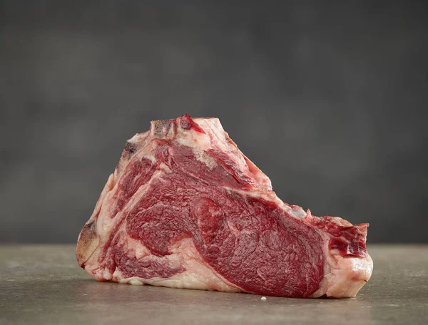 Färskt rått kött av nötkött — Stockfoto