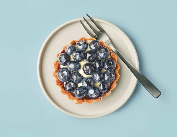 Blaubeertorte auf hellblauem Hintergrund — Stockfoto