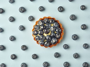 Açık mavi arka plan üzerinde Blueberry tart