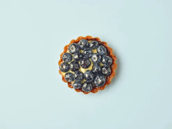 Tarte aux myrtilles sur fond bleu clair — Photo