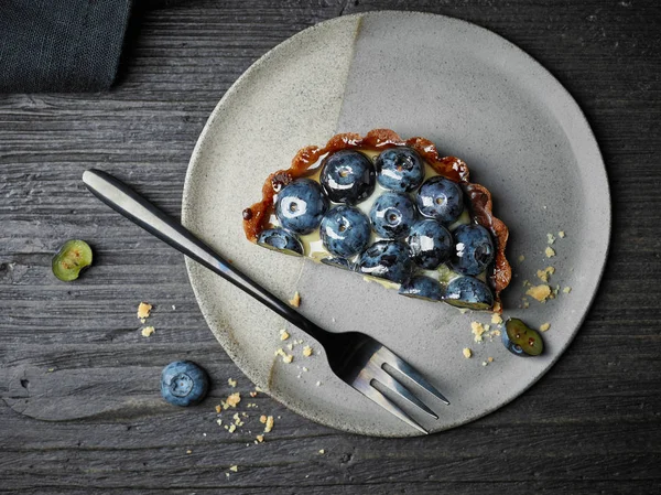 Crostata di mirtilli su tavolo di legno scuro — Foto Stock