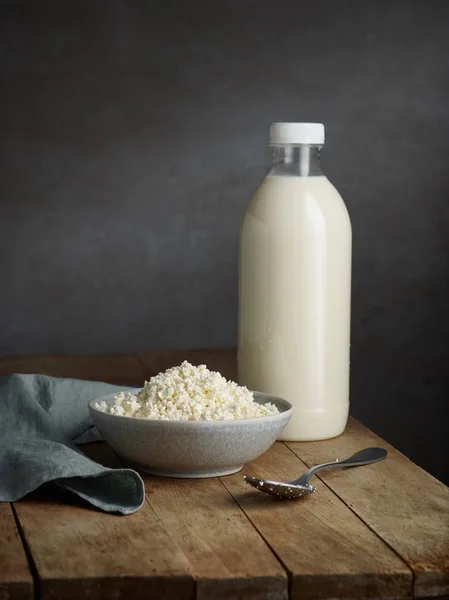 Botella de leche y requesón —  Fotos de Stock